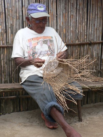 156- Un Kuna fabrique un panier 